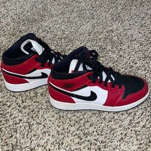 Chicago Jordan 1 Mid